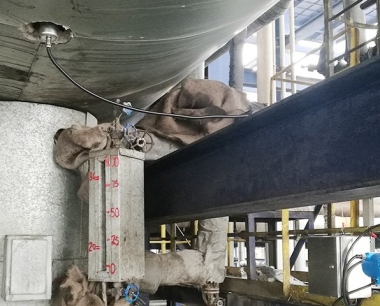 新疆某炼油厂粗汽油卧罐安装外测式超声波液位计