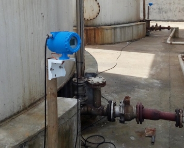 在湖南某化工有限公司三氯丙烷立罐外贴式液位计安装使用